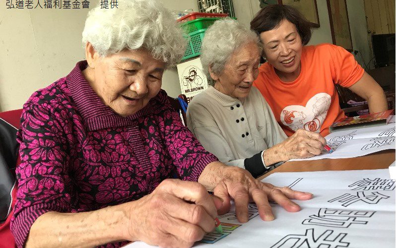 80年後再度攜手當同學　百歲小學堂識字「趣」